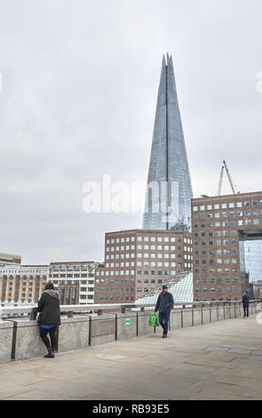 London Bridge, une route et croisement de pied sur la Tamise, Londres, Angleterre, avec le fragment de verre à l'arrière-plan. Banque D'Images