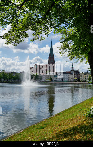 Schwerin avec cathédrale et lac Pfaffenteich, Allemagne Banque D'Images