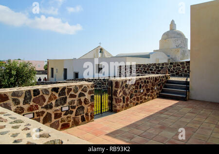 Sanctuaire de la Sainte Vierge, la vieille église de Quattropani, Lipari, avec une vue panoramique sur la mer Tyrrhénienne et l'archipel des Eoliennes. Banque D'Images