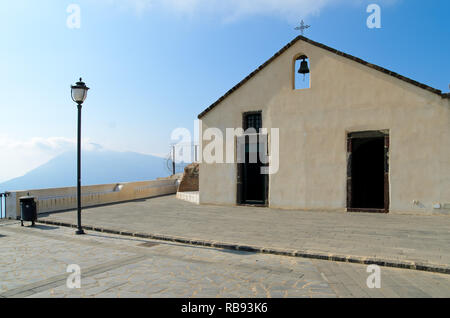 Sanctuaire de la Sainte Vierge, la vieille église de Quattropani, Lipari, avec une vue panoramique sur la mer Tyrrhénienne et l'archipel des Eoliennes. Banque D'Images