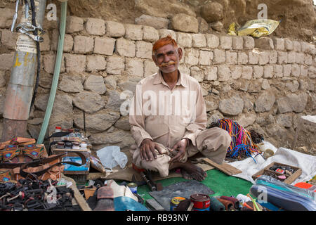 Leh, Inde - Juillet 5, 2017 : Portrait de l'indien non identifiés Shoemaker dans les rues de Leh, Ladakh, Inde Banque D'Images