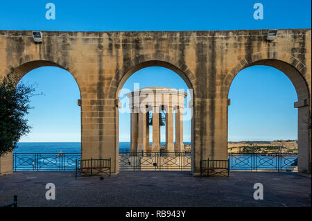 Le siège Bell Memorial Tower viewd à travers les arches de la partie inférieure des jardins Barrakka, La Valette, Malte Banque D'Images