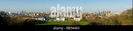 Londres, Angleterre. Vue panoramique sur le parc de Greenwich vu du haut de la colline. Dans l'arrière-plan de Canary Wharf et la ville de Londres. Banque D'Images