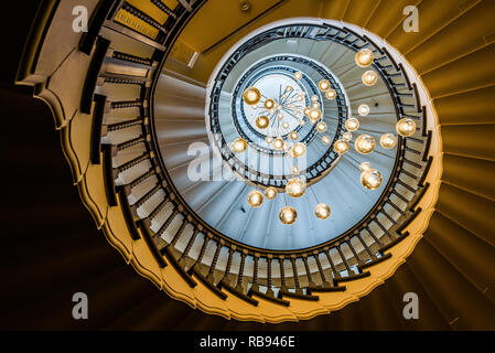 Le magnifique escalier en spirale à l'intérieur du grand magasin Heal à Tottenham Court Road. London, Royaume-Uni Banque D'Images