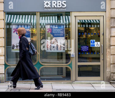 Les consommateurs sont représentés en passant devant une succursale de la rue haute de la Royal Bank of Scotland, la banque RBS à Bath, England, UK Banque D'Images