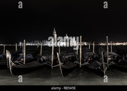 L'église San Giorgio Maggiore et les gondoles de nuit à Venise, Italie. Banque D'Images