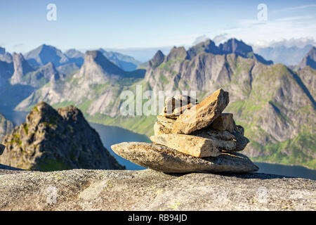 Un cairn est un tas ou pile de pierres le long du chemin en laissant le randonneur qu'il ou elle est toujours sur le chemin Banque D'Images