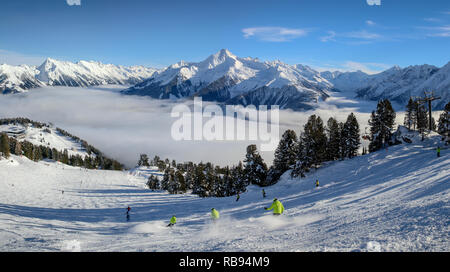 Panoramablick über das Zillertal mit verschneiter Ahornspitze im Hintergrund Banque D'Images