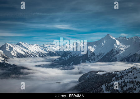 Panoramablick über das Zillertal mit verschneiter Ahornspitze im Hintergrund Banque D'Images