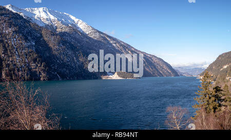 Panoramablick über den Achensee mit verschneiten Bergen im Hintergrund Banque D'Images