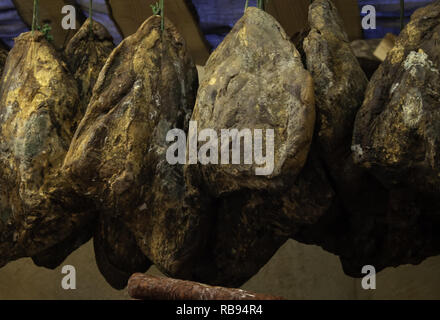 Guéri jambon de Jabugo accrochés dans une boucherie, de l'alimentation et la nutrition Banque D'Images