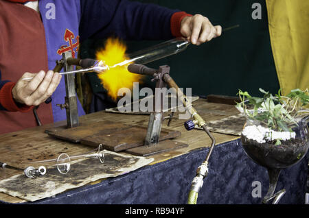 Travail du verre avec du feu, de l'artisanat et la fabrication Banque D'Images