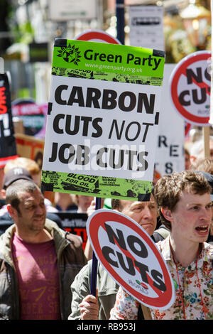 30 mai, 2015. Les manifestants anti-austérité portant des plaques sont illustrés en prenant part à une manifestation anti-austérité et de démonstration à Bristol. Banque D'Images
