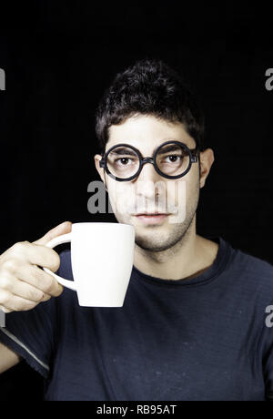 L'homme ayant le petit déjeuner café le matin, des émotions et des gestes Banque D'Images