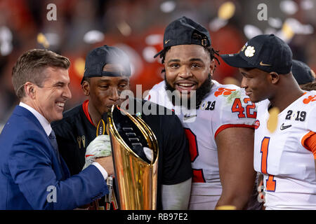 Santa Clara, Californie, États-Unis. Jan 7, 2019. Janvier 07, 2019 - Santa Clara, Californie, États-Unis - Clemson Tigers défensive fin Clelin Ferrell (99) embrasse le trophée après avoir remporté le championnat national en séries éliminatoires de football match entre le Clemson Tigers et de l'Alabama Crimson Tide chez Levi's Stadium, Santa Clara, Californie. Clemson a gagné 44-16. Crédit : Adam Lacy/ZUMA/Alamy Fil Live News Banque D'Images