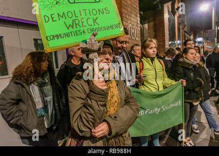 7 janvier 2019 - Londres, Royaume-Uni. 7 janvier 2019. Southwark membres du Parti Vert avec bannière, un placard et un petit éléphant à la manifestation devant les bureaux du conseil de Southwark avant une réunion du comité de planification pour leur demander de dire à Delancey à améliorer leurs plans pour le centre commercial de l'éléphant comme les commerçants n'ont toujours pas été consultés de manière appropriée sur les délocalisations d'un fort temporaire parc où le projet de cale sont trop petits et les loyers trop élevés, ou sur une dernière réinstallation, les besoins de la communauté latino ne sont pas pris en compte et il n'y a pas suffisamment de logements à loyers conseil. Il y avait des discours d'une Banque D'Images