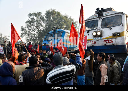 Centre des syndicats indiens (CITU) grève nationale. Guwahati, Assam, Inde. Jan 8, 2019. Des militants du Centre des syndicats indiens (CITU), qui est politiquement alignés avec le Parti communiste d'Inde (marxiste), bloc de train à la gare de Guwahati pendant une grève nationale à Guwahati, près de 200 millions de travailleurs indiens sont allés sur une grève nationale de deux jours le 8 janvier pour protester contre la "politique du travail" du Premier Ministre du gouvernement de Narendra Modi, déclenchant la violence sporadique dans certaines villes. PHOTO : DAVID TALUKDAR. Crédit : David Talukdar/Alamy Live News Banque D'Images