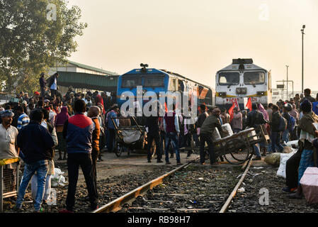 Centre des syndicats indiens (CITU) grève nationale. Guwahati, Assam, Inde. Jan 8, 2019. Des militants du Centre des syndicats indiens (CITU), qui est politiquement alignés avec le Parti communiste d'Inde (marxiste), bloc de train à la gare de Guwahati pendant une grève nationale à Guwahati, près de 200 millions de travailleurs indiens sont allés sur une grève nationale de deux jours le 8 janvier pour protester contre la "politique du travail" du Premier Ministre du gouvernement de Narendra Modi, déclenchant la violence sporadique dans certaines villes. PHOTO : DAVID TALUKDAR. Crédit : David Talukdar/Alamy Live News Banque D'Images