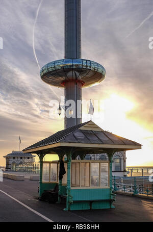 Brighton UK 8 Janvier 2019 - Le British Airways j360 tour d'observation dans un ciel ensoleillé mais froid matin sur le front de mer de Brighton, l'air froid devrait balayer partout en Grande-Bretagne au cours des deux ou trois jours de crédit : Simon Dack/Alamy Live News Banque D'Images