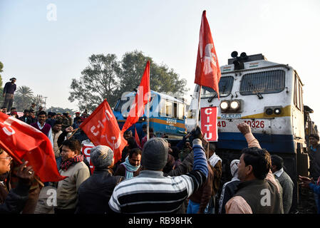 Centre des syndicats indiens (CITU) grève nationale. Guwahati, Assam, Inde. Jan 8, 2019. Des militants du Centre des syndicats indiens (CITU), qui est politiquement alignés avec le Parti communiste d'Inde (marxiste), bloc de train à la gare de Guwahati pendant une grève nationale à Guwahati, près de 200 millions de travailleurs indiens sont allés sur une grève nationale de deux jours le 8 janvier pour protester contre la "politique du travail" du Premier Ministre du gouvernement de Narendra Modi, déclenchant la violence sporadique dans certaines villes. PHOTO : DAVID TALUKDAR. Crédit : David Talukdar/Alamy Live News Banque D'Images