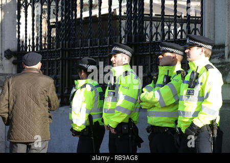 Westminster. London, UK 8 Jan 2019 - Extras la police devant le Parlement en tant que premier ministre Theresa peut arrive à la Chambre des communes. La sécurité a été renforcée à l'extérieur du Parlement après le député conservateur Anna Soubry a été par les manifestants lundi l'appeler un "nazi". Credit : Dinendra Haria/Alamy Live News Banque D'Images