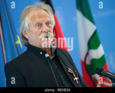 08 janvier 2019, Berlin, Düsseldorf : Henning Krautmacher, chanteur du groupe Höhner, parle après premier ministre Laschet (CDU) lui a remis la Croix Fédérale du Mérite. Krautmacher reçoit la médaille pour son engagement social. Photo : Christophe Gateau/dpa Banque D'Images