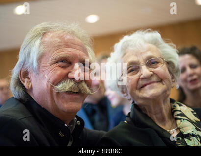 08 janvier 2019, Berlin, Düsseldorf : Henning Krautmacher, chanteur du groupe Höhner, est assis avec sa mère Susanne dans la chancellerie d'état. Krautmacher reçoit la Croix Fédérale du Mérite pour son engagement social. Photo : Christophe Gateau/dpa Banque D'Images