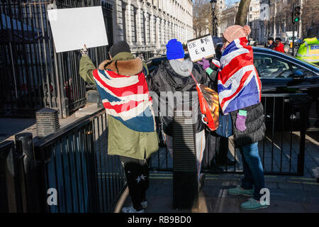 Londres, Royaume-Uni. 8 janvier, 2019. Pro-Brexit manifestants portant des pancartes et Union Jacks crier à un ministre en laissant 10 Downing Street après la première réunion du Cabinet depuis les vacances de Noël. Credit : Mark Kerrison/Alamy Live News Banque D'Images