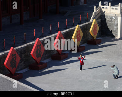 (190108) -- BEIJING, 8 janvier 2019 (Xinhua) -- Les gens visitent le Musée du Palais, également connu sous le nom de la Cité Interdite, à Beijing, capitale de Chine, le 8 janvier 2019. Le Musée du Palais présente l'exposition de "célébrer la fête du printemps dans la Cité Interdite" pour accueillir les plus importants de tous les fêtes traditionnelles. L'exposition a ouvert ses portes au public le mardi. Des centaines de pièces sont exposées au musée. (Xinhua/Zhang Chuanqi) Banque D'Images