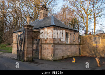 Glasgow, Ecosse, Royaume-Uni. 8 janvier, 2019. Météo France : Shawmuir Lodge, un ancien gardien, debout à l'entrée de Pollok Country Park sur un après-midi ensoleillé. Le B-énumérés Lodge a été construit en 1891par Sir John Stirling Maxwell et restauré en 2017 par le Trust pour la préservation de l'immeuble de Glasgow. Credit : Skully/Alamy Live News Banque D'Images