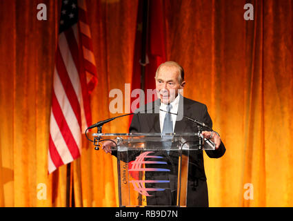 New York, USA. Jan 7, 2019. Maurice R. Greenberg, ancien président-directeur général de l'assurance aux États-Unis giant American International Group (AIG), parle après réception de l'Ambassadeur de Bonne Volonté pour la Chine et les États-Unis Prix d'échange au cours de la Nouvelle Année lunaire chinoise du cochon dans Gala New York, États-Unis, 7 janvier 2019. La Chambre générale de commerce de la Chine -- USA (CGCC-USA) a tenu le Nouvel An lunaire chinois 2019 Gala le lundi, ont participé des représentants des gouvernements et des entreprises à la fois aux États-Unis et en Chine. Credit : Wang Ying/Xinhua/Alamy Live News Banque D'Images