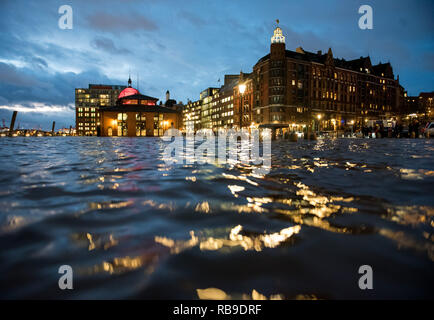 Hambourg, Allemagne. 05Th Jan, 2019. Le marché aux poissons à la criée hall est sous l'eau pendant une tempête. 'Profonde' Benjamin permet à l'eau du trop-plein de ses rives de l'Elbe. Crédit : Daniel Bockwoldt/dpa/Alamy Live News Banque D'Images