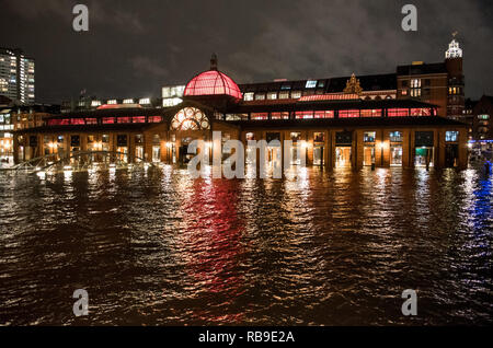 Hambourg, Allemagne. 05Th Jan, 2019. Le marché aux poissons à la criée hall est sous l'eau pendant une tempête. 'Profonde' Benjamin permet à l'eau du trop-plein de ses rives de l'Elbe. Crédit : Daniel Bockwoldt/dpa/Alamy Live News Banque D'Images