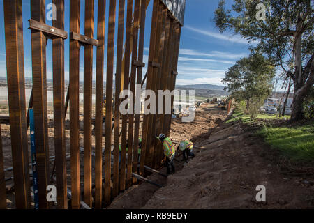 Tijuana, au Mexique. 07Th Jan, 2019. Parties du mur à la frontière mexicaine entre Tijuana et la ville américaine de San Diego sera nouvellement installé. Dans l'impasse le conflit sur un mur à la frontière des États-Unis, le président américain, Trump veut aborder directement la population dans un discours à la télévision 08.01.2019. Dans son discours, Trump pourrait expliquer l'urgence de la situation à la frontière avec le Mexique pour la population américaine. Credit : Omar Martinez/dpa/Alamy Live News Banque D'Images