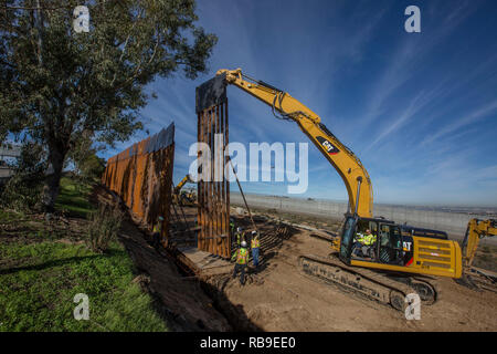 Tijuana, au Mexique. 07Th Jan, 2019. Parties du mur à la frontière mexicaine entre Tijuana et la ville américaine de San Diego sera nouvellement installé. Dans l'impasse le conflit sur un mur à la frontière des États-Unis, le président américain, Trump veut aborder directement la population dans un discours à la télévision 08.01.2019. Dans son discours, Trump pourrait expliquer l'urgence de la situation à la frontière avec le Mexique pour la population américaine. Credit : Omar Martinez/dpa/Alamy Live News Banque D'Images