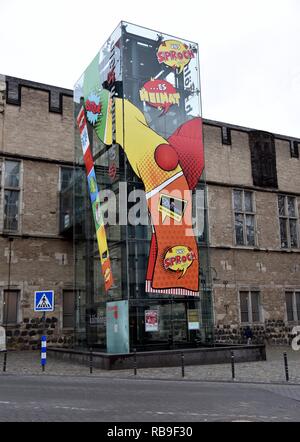 08 janvier 2019, Berlin, Cologne : La station de métro Festhalle Kölner Gürzenich est décorée avec la devise de l'écharpe 2019 carnival session. Photo : Horst Galuschka/dpa/Horst Galuschka dpa Banque D'Images