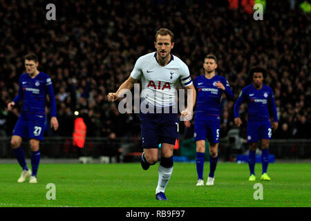 Londres, Royaume-Uni. 8 janvier, 2019. Harry Kane de Tottenham Hotspur célèbre marquant son premier but de l'équipe. Carabao Cup semi finale, 1ère manche match, Tottenham Hotspur v Chelsea au stade de Wembley à Londres, le mardi 8 janvier 2019 . Cette image ne peut être utilisé qu'à des fins rédactionnelles. Usage éditorial uniquement, licence requise pour un usage commercial. Aucune utilisation de pari, de jeux ou d'un seul club/ligue/dvd publications pic par Steffan Bowen/Andrew Orchard la photographie de sport/Alamy live news Banque D'Images