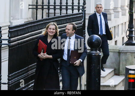 Londres, Royaume-Uni. 8 janvier, 2019. L'Amber Rudd - Secrétaire d'état du travail et des pensions (L), Matthew Hancock - Secrétaire d'État à la santé et les soins sociaux et Stephen Barclay- Brexit Secrétaire (retour) sont considérés à leur arrivée à l'Downing Street pour assister à la réunion hebdomadaire du Cabinet. Credit : Dinendra Haria SOPA/Images/ZUMA/Alamy Fil Live News Banque D'Images