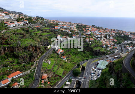 Funchal, Portugal. 16 Nov, 2018. Un téléphérique vous conduit de la vieille ville de Funchal via la zone urbaine pour monte sur l'île portugaise de Madère. Credit : Holger Hollemann/dpa/Alamy Live News Banque D'Images