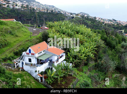 Funchal, Portugal. 16 Nov, 2018. Un téléphérique vous conduit de la vieille ville de Funchal via la zone urbaine pour monte sur l'île portugaise de Madère. Credit : Holger Hollemann/dpa/Alamy Live News Banque D'Images