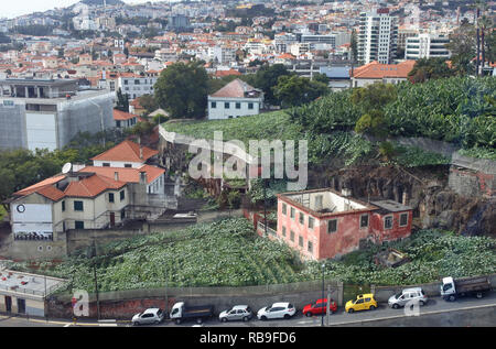 Funchal, Portugal. 16 Nov, 2018. Un téléphérique vous conduit de la vieille ville de Funchal via la zone urbaine pour monte sur l'île portugaise de Madère. Credit : Holger Hollemann/dpa/Alamy Live News Banque D'Images