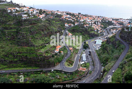 Funchal, Portugal. 16 Nov, 2018. Un téléphérique vous conduit de la vieille ville de Funchal via la zone urbaine pour monte sur l'île portugaise de Madère. Credit : Holger Hollemann/dpa/Alamy Live News Banque D'Images