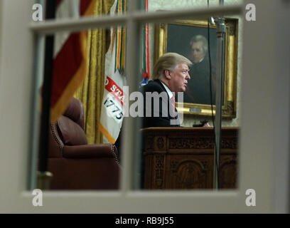 Washington, District de Columbia, Etats-Unis. 8 janvier, 2019. Le président Donald Trump livrer un discours télévisé à la nation du Bureau ovale à la Maison Blanche à Washington, DC, le 8 janvier 2019. Photo prise par le Bureau Ovale windows. Le discours est le 18e jour d'un gouvernement l'extinction partielle par un différend relatif à un projet de mur séparant la frontière des États-Unis et du Mexique. Crédit : Kevin Dietsch/Piscine via CNP Crédit : Kevin Dietsch/CNP/ZUMA/Alamy Fil Live News Banque D'Images