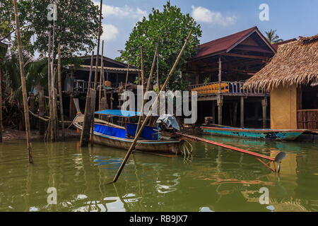 Bateaux Longtail amarré par une maison dans un village de pêcheurs en Thaïlande Krabi Banque D'Images