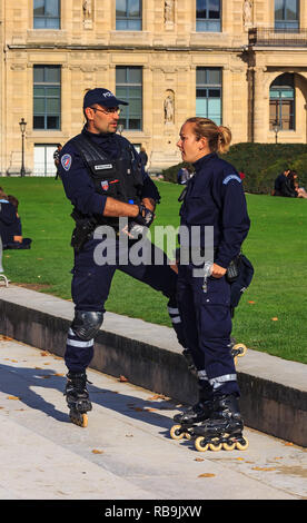 Paris, France - 25 octobre 2013 : Les fonctionnaires de la police nationale, hommes et femmes, sur les rollers patroling près du Louvre Banque D'Images