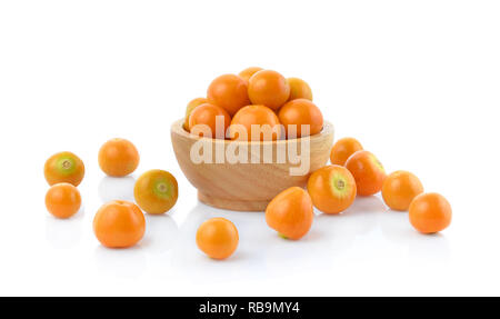 Physalis (Physalis) dans des tasses en bois isolé sur fond blanc. Banque D'Images