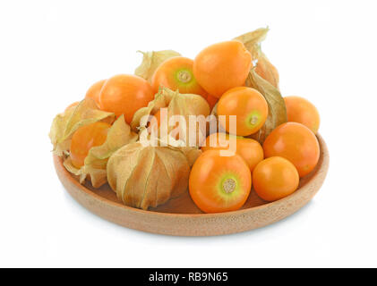 Physalis (Physalis) dans des tasses en bois isolé sur fond blanc. Banque D'Images