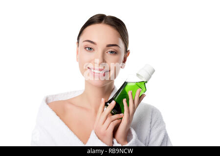 Beautiful smiling woman in bathrobe holding rince-bouche et looking at camera isolated on white Banque D'Images