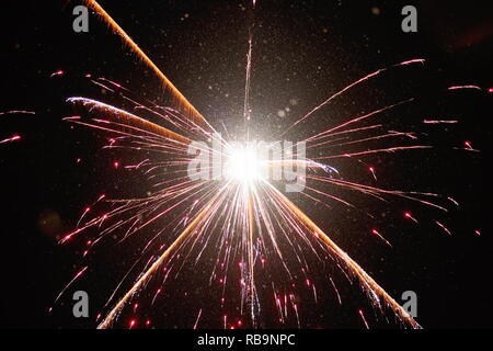 D'artifice du Nouvel An lancé a explosé dans le ciel Banque D'Images