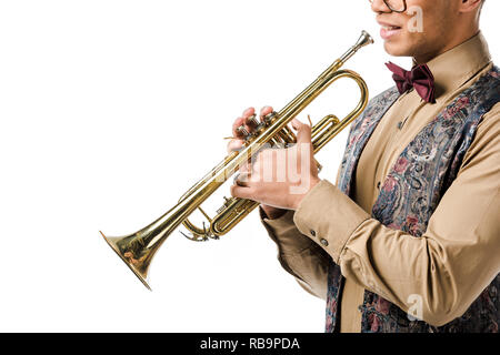 Vue partielle de jeune homme jazzman posant avec trompette isolated on white Banque D'Images